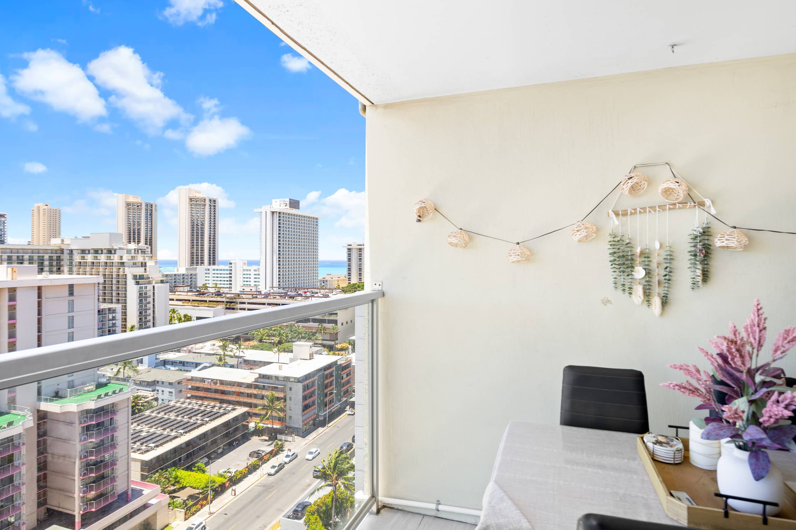 Waikiki Seaside Luxury King Condo with Balcony - Image 18