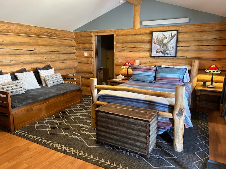 سرير بحجم كوين وسرير نهاري مزدوج (مرتبطان مزدوجان). أحد المرتبتين المتطابقتين ينزلقان من تحت السرير النهاري. 