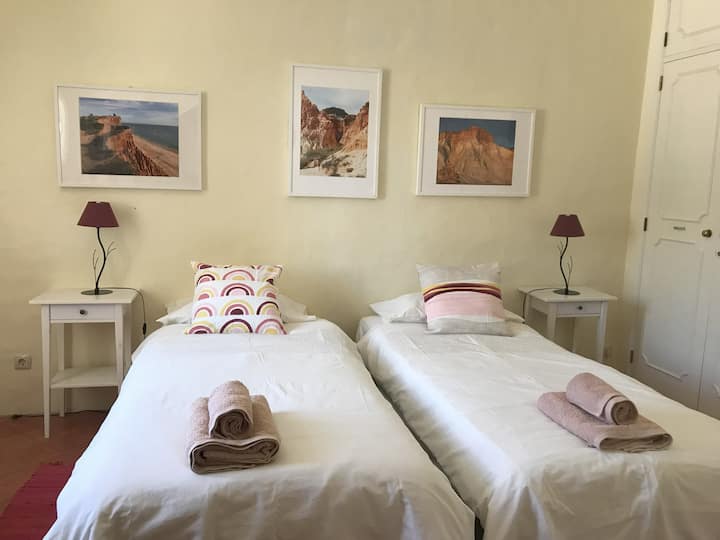 The Red Room . Térreo