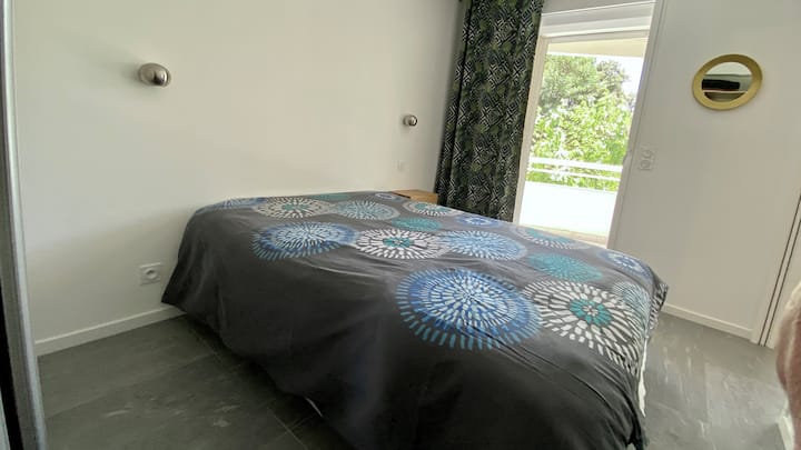 ห้องนอนแยกจากห้องนั่งเล่นและมีหน้าต่างฝรั่งเศสที่สามารถเข้าถึงระเบียงได้
เตียงคู่ (140x200) คุณภาพระดับโรงแรม (Epeda)