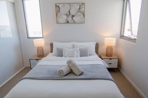 Mooloolaba beach FREE parking, Pool BBQs, Gym.