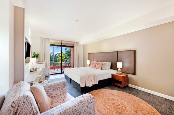 Во прекрасното и пространо студио има брачен кревет и се протега на опремен балкон.