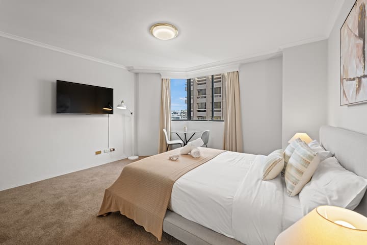 The Elegance, CBD | Parking | Desk | Gym | Pool gallery image 5