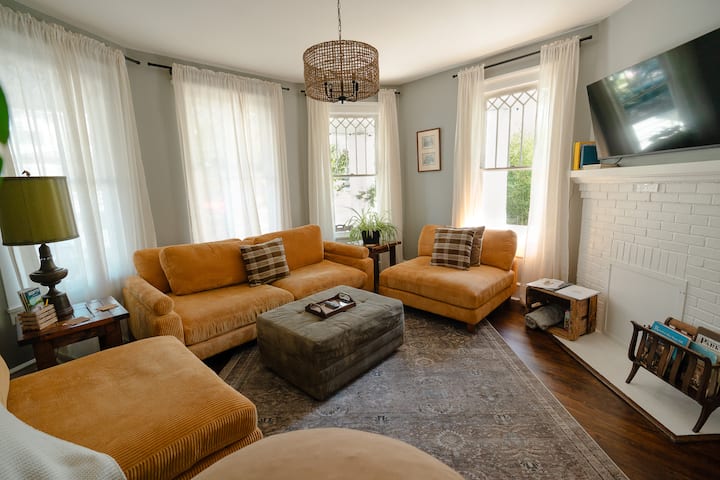 Nuestra espaciosa e histórica sala de estar se convertirá en uno de tus lugares favoritos de la casa. Sírvete una taza de café y sumérgete en el sol de la mañana a través de las cuatro ventanas originales del siglo XX de la sala de estar.