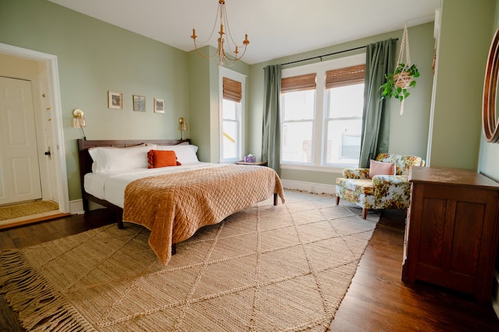 La comodidad y la limpieza son dos de nuestras más altas prioridades. Ambas camas ofrecen colchones Serta nuevos, sábanas blancas, mantas de repuesto y una variedad de almohadas para garantizar que tu estadía sea lo más relajante posible.