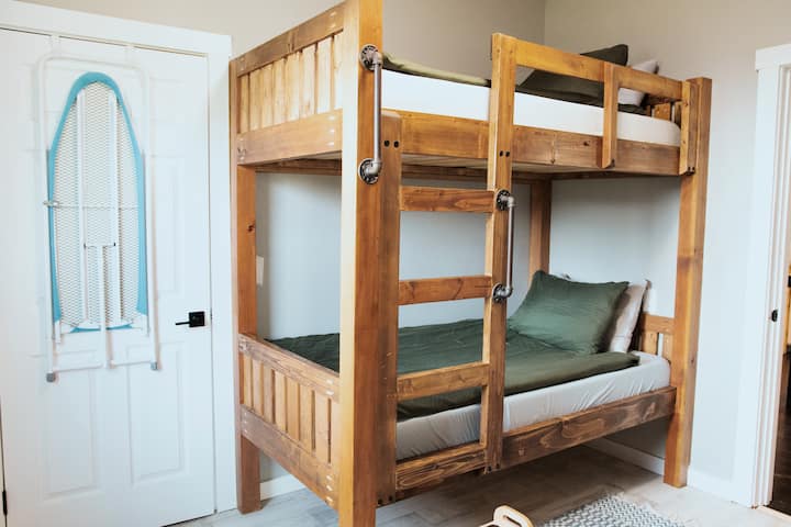 Cozy and functional twin bedroom—great for flexible sleeping arrangements.
