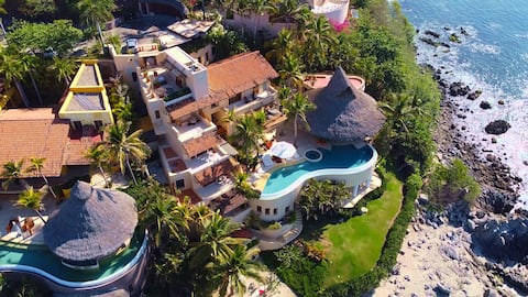 Majestic beachfront residence!