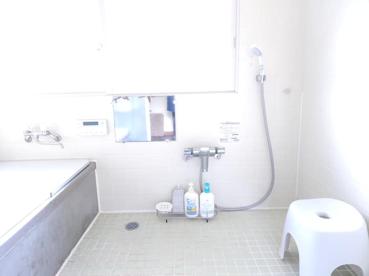 風呂は古いですが、ボイラーとシャワーは最新です。リンスインシャンプーとBディーソープあり