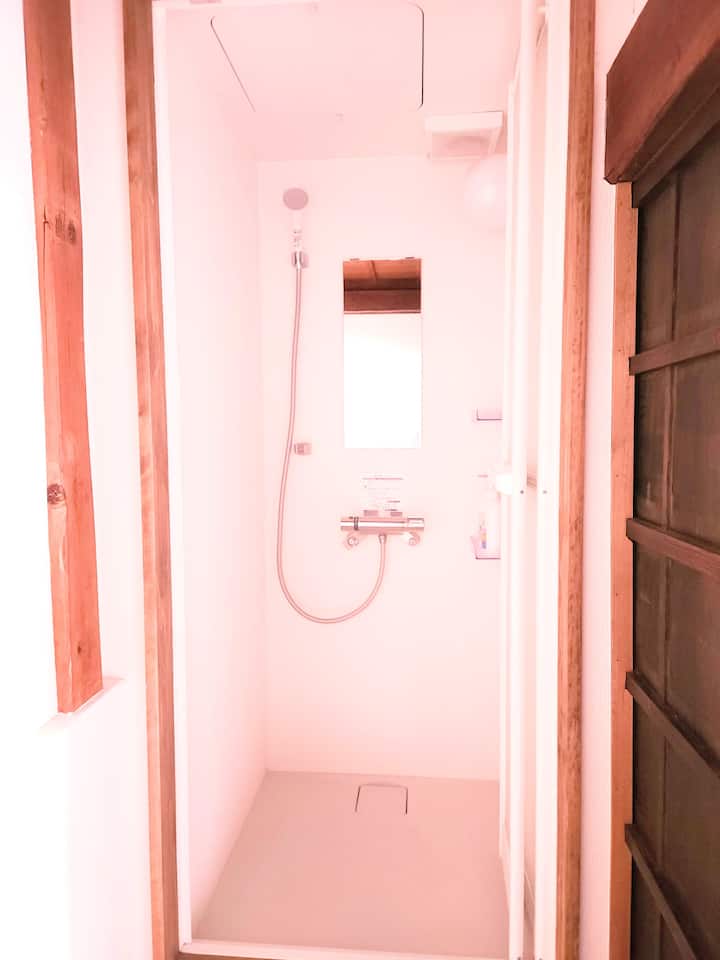 シャワールーム、リンスインシャンプーとボディーソープあり