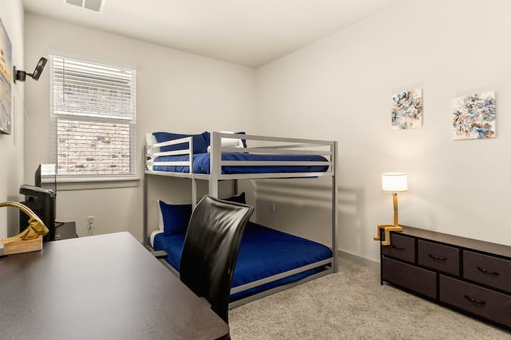 Dhomë me dy krevate, kurse hapësirë dhe maksimizo argëtimin në këtë dhomë të ndritshme me një krevat marinari metalik të fortë me dy dyshekë të rehatshëm. Përfshin një dollap të madh për ruajtje dhe një hapësirë pune të përshtatshme për tavolinën e punës. E përkryer për fëmijët ose miqtë që udhëtojnë së bashku!

