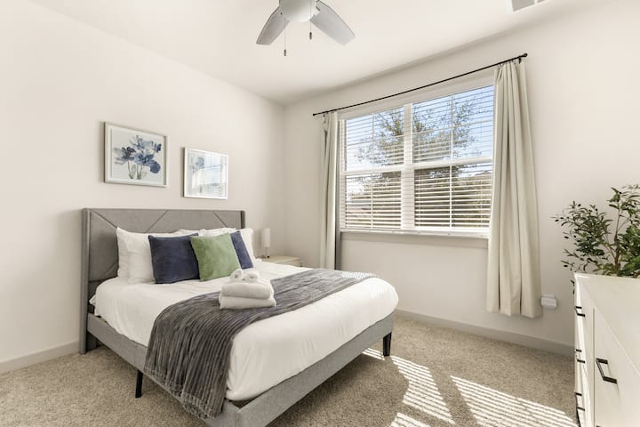 Çlodhu në këtë dhomë të mbushur me dritë me një krevat të rehatshëm dhe kokë gri elegante. Ka dritare të mëdha për dritë natyrale, vepra arti qetësuese dhe një ventilator tavani për rehati. Shtrojat e freskëta dhe tapetet e buta sigurojnë një gjumë të qetë gjatë natës!