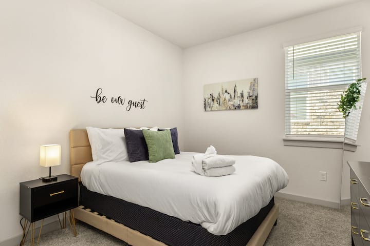 Vendosu në këtë dhomë gjumi elegante me një krevat të rehatshëm "Queen" me një kokë të lëmuar dhe të veshur me susta. Skenari argëtues i murit dhe arti modern krijojnë një atmosferë unike. Përfshin një komodinë elegante të zezë dhe dritare të madhe. Një vend i përkryer për t 'u çlodhur dhe për t' u rigjeneruar!