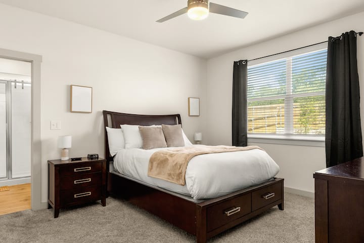 Dhomë gjumi e qetë "Queen️"! Tërhiqu në këtë dhomë të qetë me një krevat të rehatshëm "Queen" me një kornizë të pasur druri dhe sirtarë të bollshëm magazinimi. Perdet e errëta sigurojnë një gjumë të mirë gjatë natës. Ëndrrat e ëmbla janë të garantuara!

