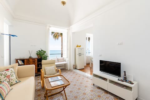 Top Airbnb: the windows overlooking the sea a Alassio