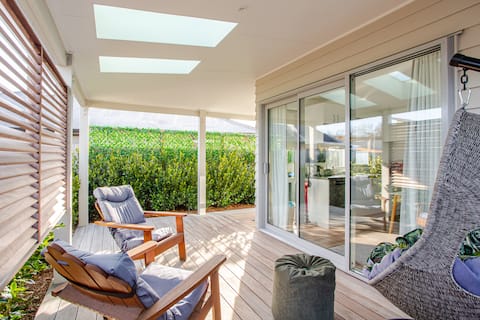 Modern, Cosy with Mtn Views: A Home away from Home