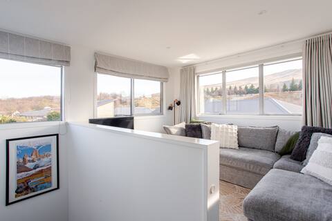 Popular Airbnb listing: Modern, Cosy with Mtn Views: A Home away from Home in Lake Hayes Estate Shotover Country