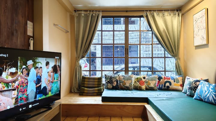 Chumba cha familia kwenye ghorofa ya chini. Imeundwa kuonekana kutoka kwenye eneo la kula, ikikuwezesha kumwacha mtoto wako chumbani kwa ajili ya kucheza au kulala wakati unaweza kufanya shughuli zako kwenye eneo la kula lakini mtoto bado anazingatiwa.