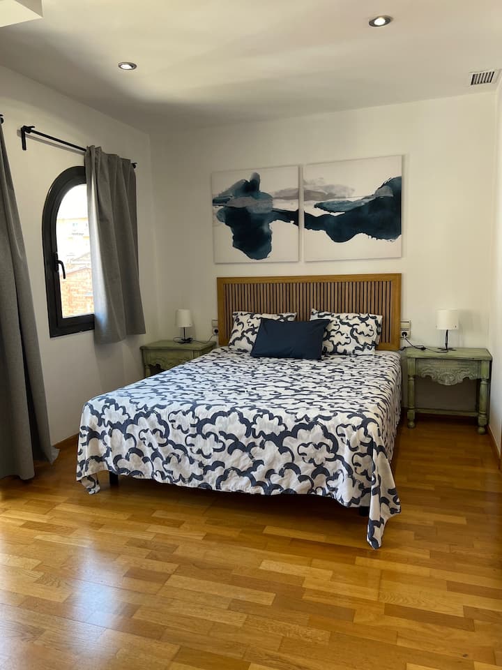 Საძინებლის  ფლიგელი ცალკე სააბაზანოთი
