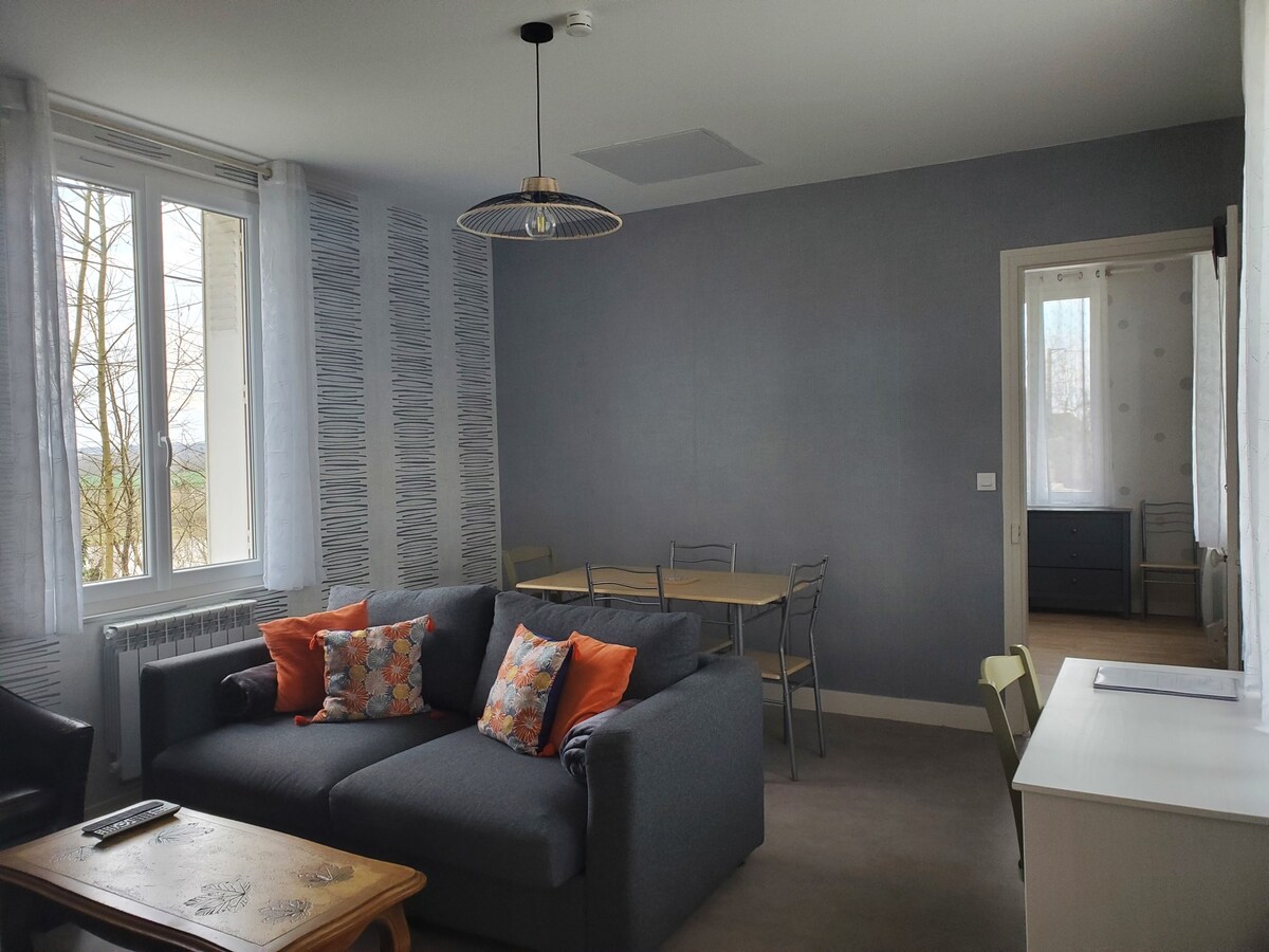 Dans le salon, le canapé peut au besoin être transformé en lit deux places.
Mais si vous préférez, un matelas une place est rangé dans le lit-coffre.