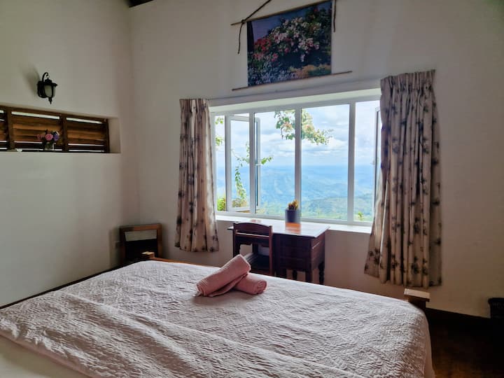 La « chambre familiale Rose » avec son lit empereur et sa vue panoramique au sud.