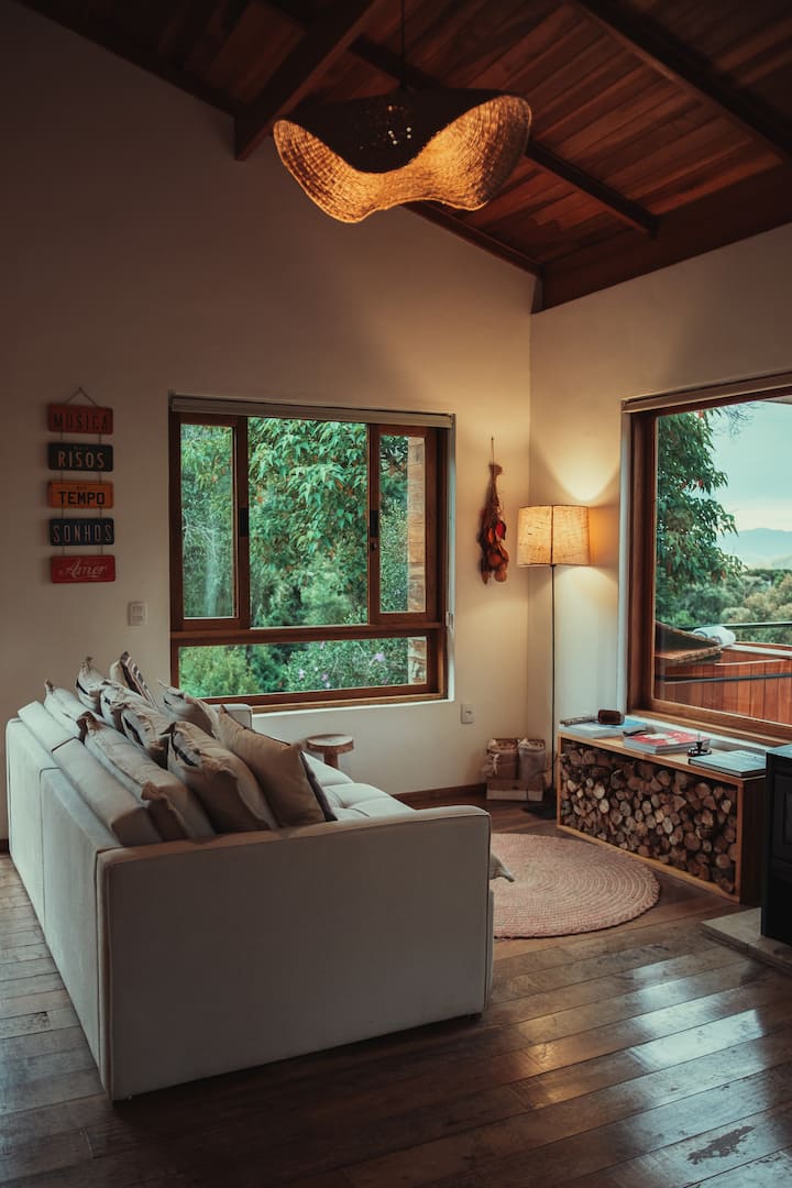 Ბუნება შემოიჭრება ყველა ფანჯარაში, სადაც არ უნდა ჩანდეთ ამ ოთახში. Ეს არის ხედი შესასვლელი კარიდან, ლამაზი ბეღლის კარი! 