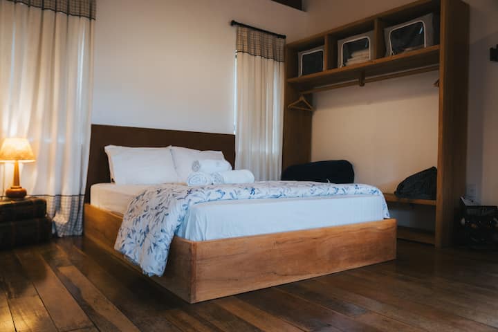 Გაისეირნეთ ახირებებზე, ლეიბებზე, ბალიშებზე, ზეწრებსა და ახალ საბნებზე! Ყველა ხარისხი, 100% ბამბის ზეწარი, 300 ძაფი. თბილი საბნების 3 ვარიანტი, ყველა გემოვნებისთვის! Კარგი ძილისთვის.