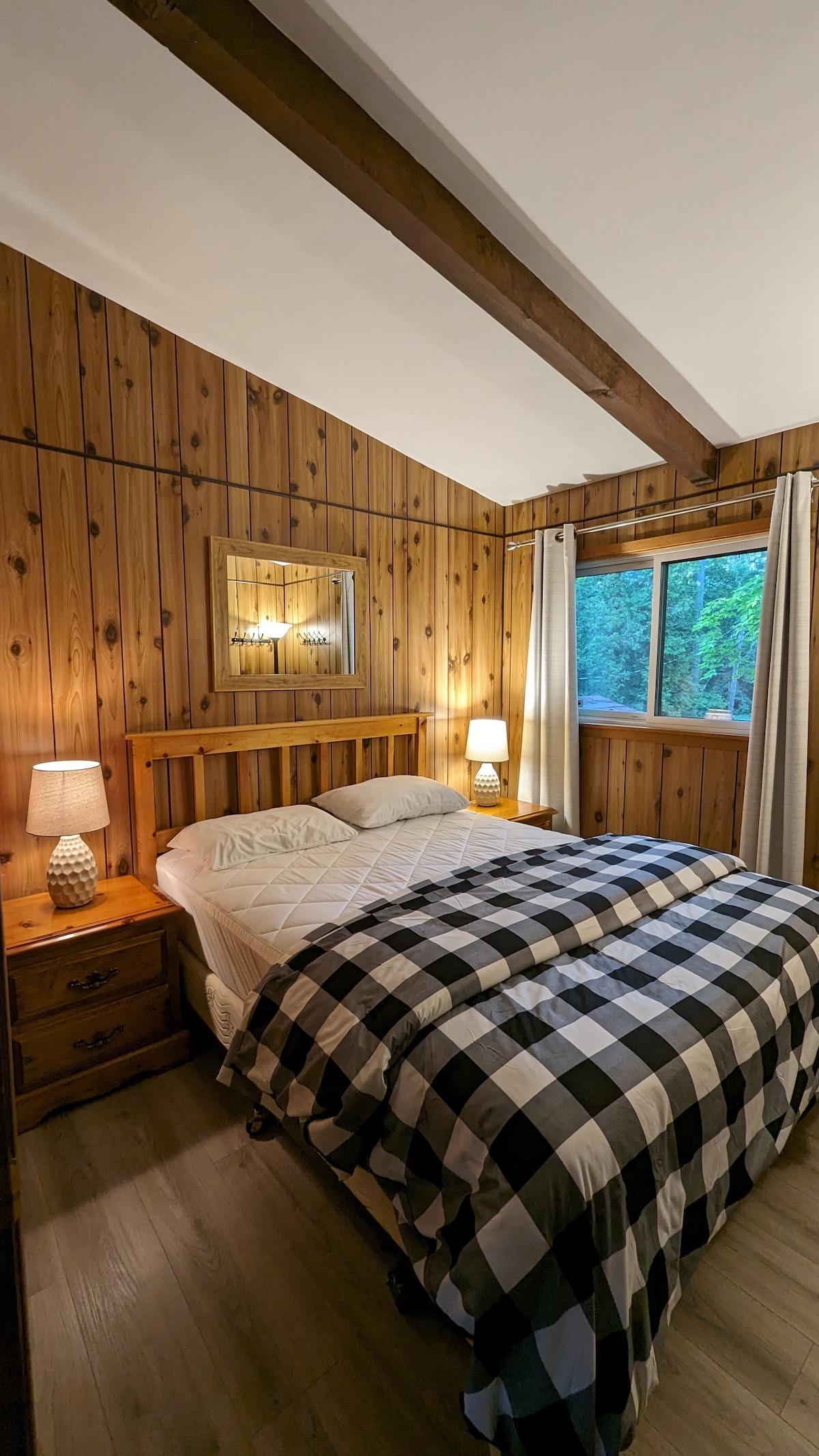 kitanda aina ya queen. kuleta mashuka yako (mashuka ya kitanda na kasha la mto). mito na duvet hutolewa 