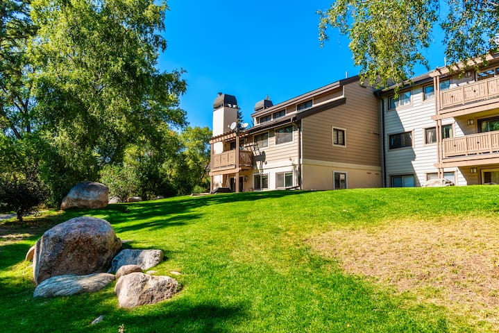 Riverfront Vacation Home, Walk to Slopes and Town