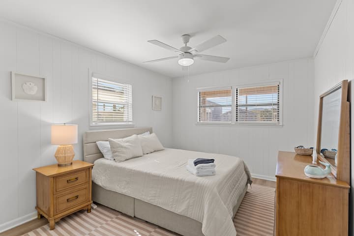 Cozy Queen size bed with a twin trundle bed!
