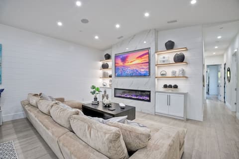 Successful Airbnb property: Newly Built Upscale Home with 5 Bedrooms/6 Baths in College Area