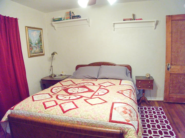 Chumba cha kulala kinarudi kwenye enzi ya sanaa ya miaka ya 1930 na fanicha ya awali ya maporomoko ya maji ambapo misitu imeundwa kuwa fanicha iliyopinda. Mapazia meusi yanahakikisha kuwa ni rahisi kulala ndani. 