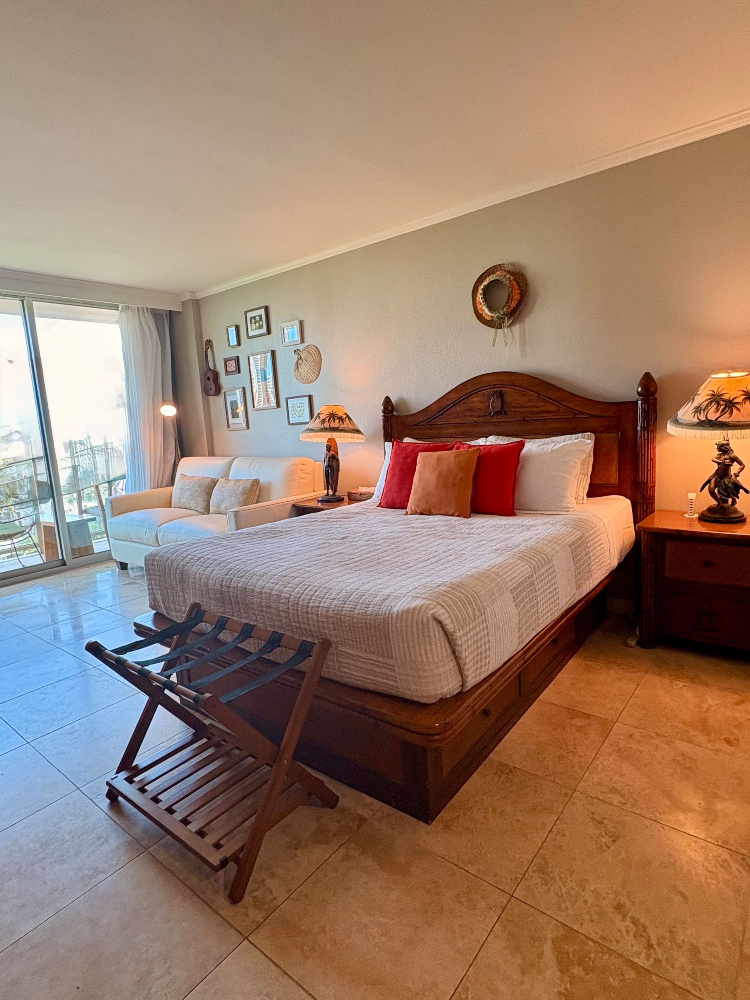 Relaxing 4 Star Luana Waikiki Hotel w/Park View - Image 2