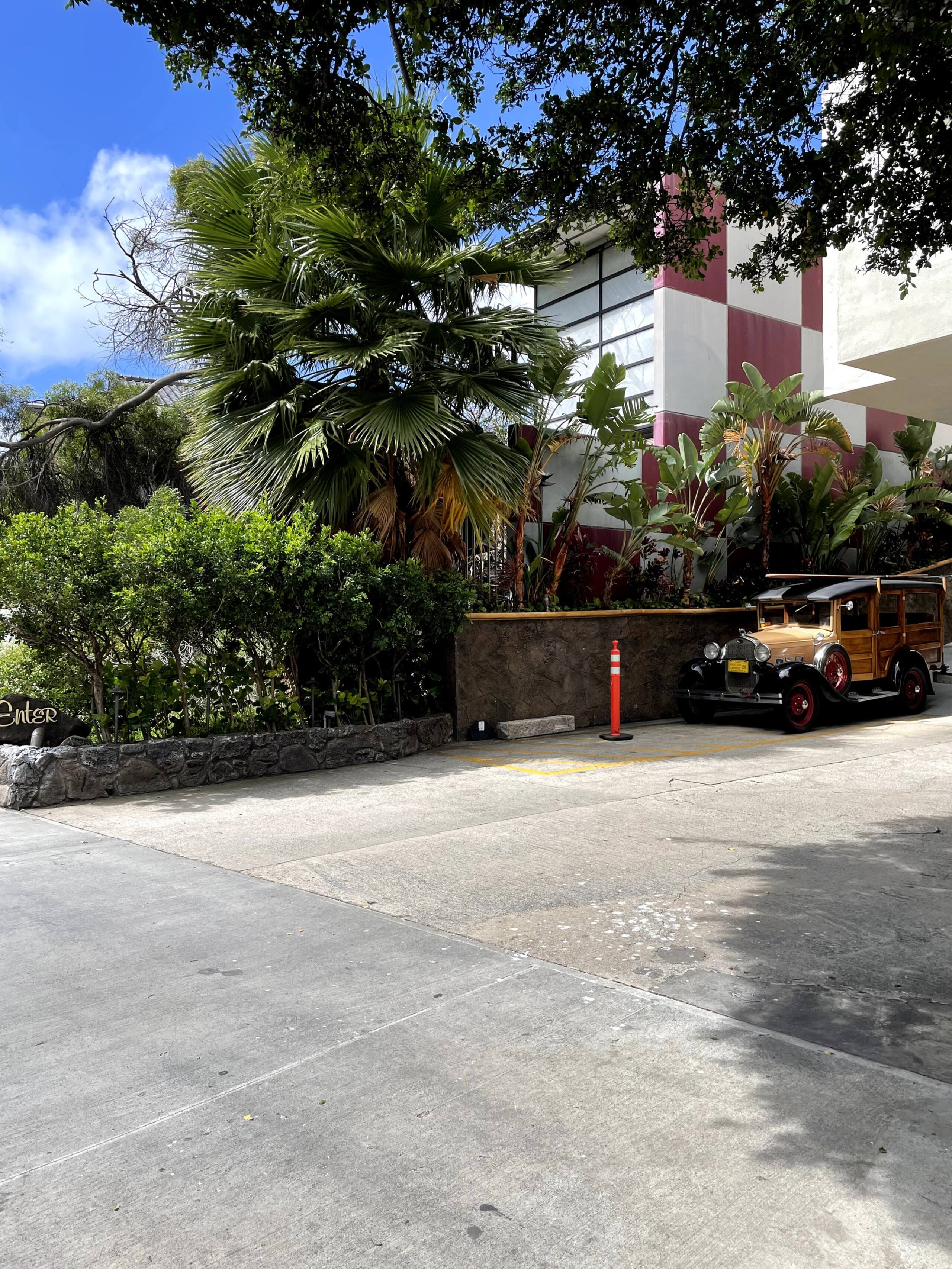 Relaxing 4 Star Luana Waikiki Hotel w/Park View - Image 35