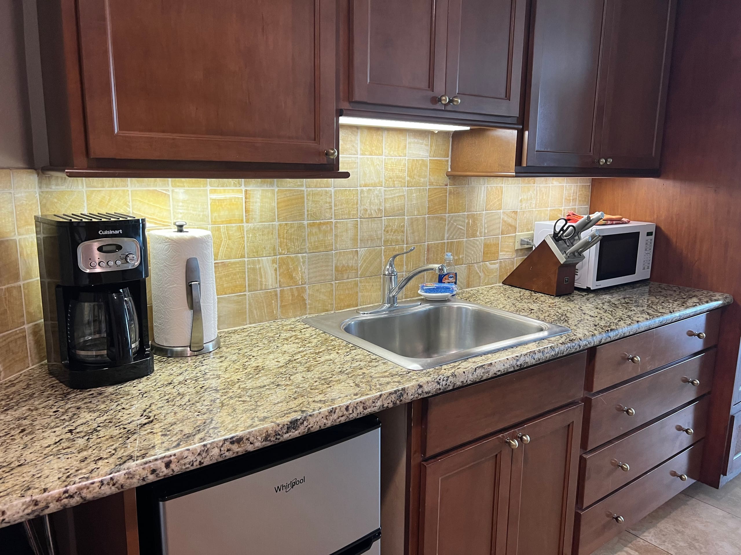 Relaxing 4 Star Luana Waikiki Hotel w/Park View - Image 10