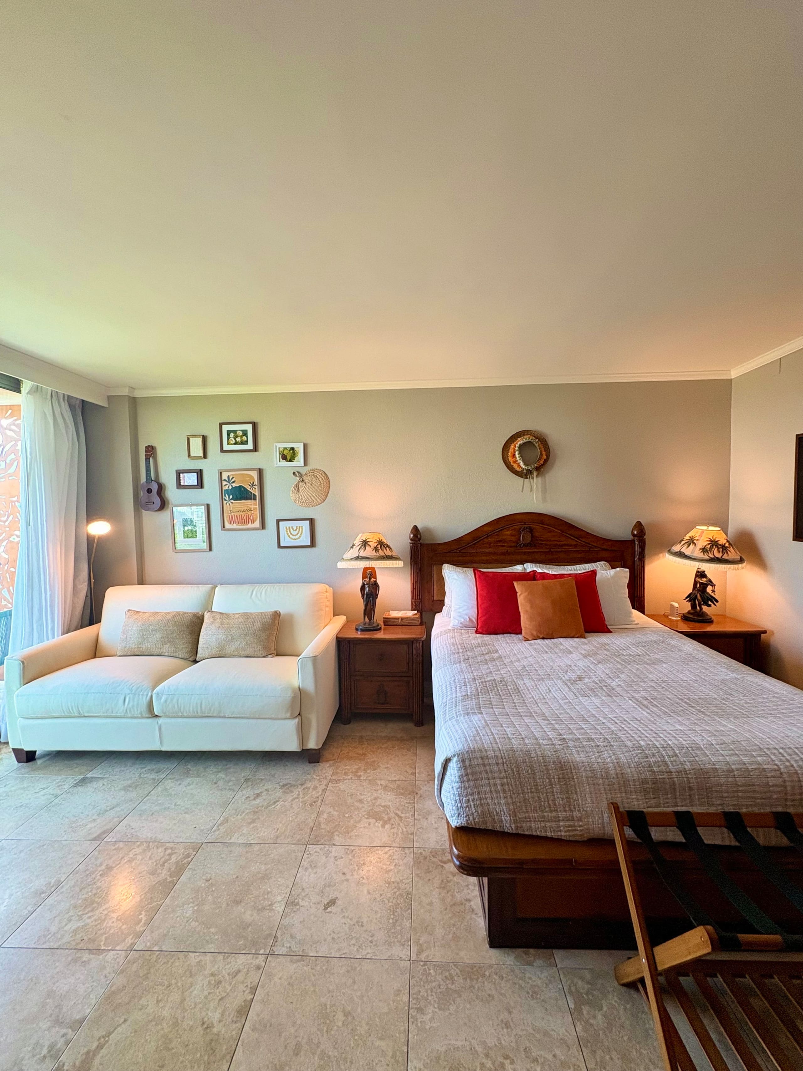 Relaxing 4 Star Luana Waikiki Hotel w/Park View - Image 1