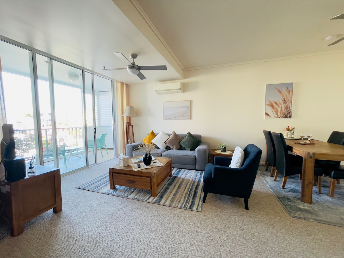 Top Airbnb: Aspect resort, ocean views, top location, King bed in Caloundra