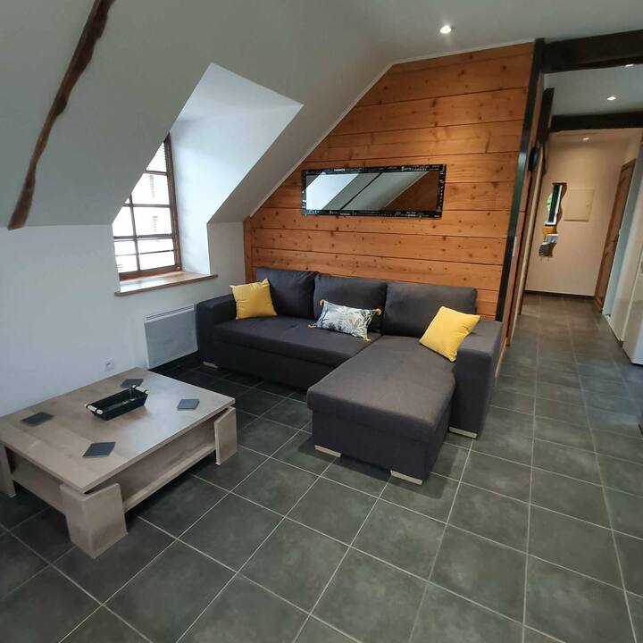 コンバーチブルソファのあるリビング 