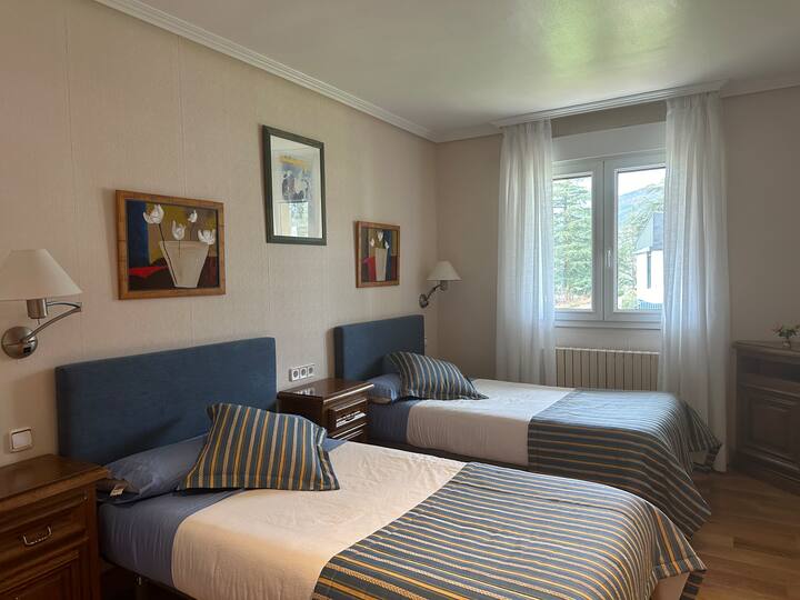 غرفة نوم مع سريرين مفردين 1.05 متر في الطابق الأول مع حمام كامل. النوافذ الخارجية في غرفة النوم والحمام.