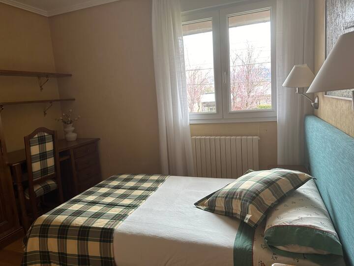 غرفة نوم بسرير مفرد 1.05 متر في الطابق الأول مع حمام كامل. النوافذ الخارجية في غرفة النوم والحمام.