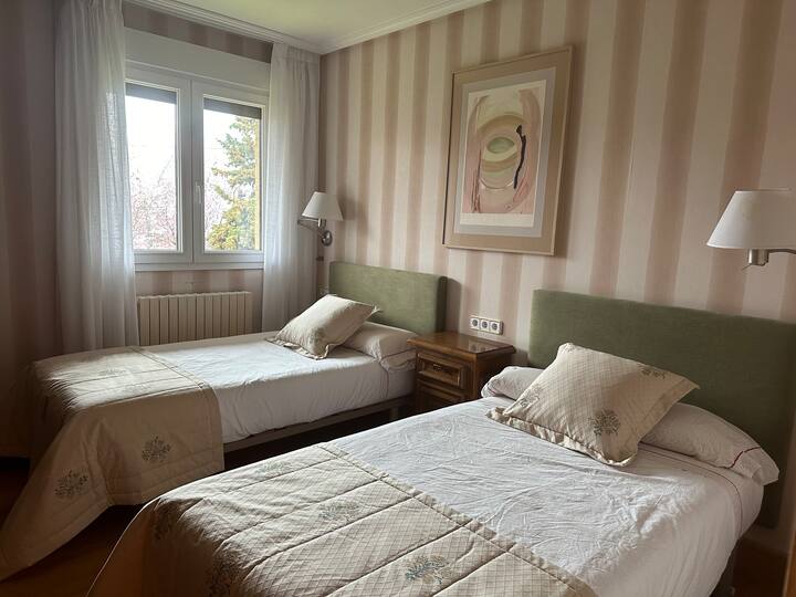 غرفة نوم مع سريرين مفردين 1.05 متر في الطابق الأول. نوافذ تطل على الخارج في غرفة النوم. ويشتركون في حمام في آخر الردهة مع الغرفة المجاورة.