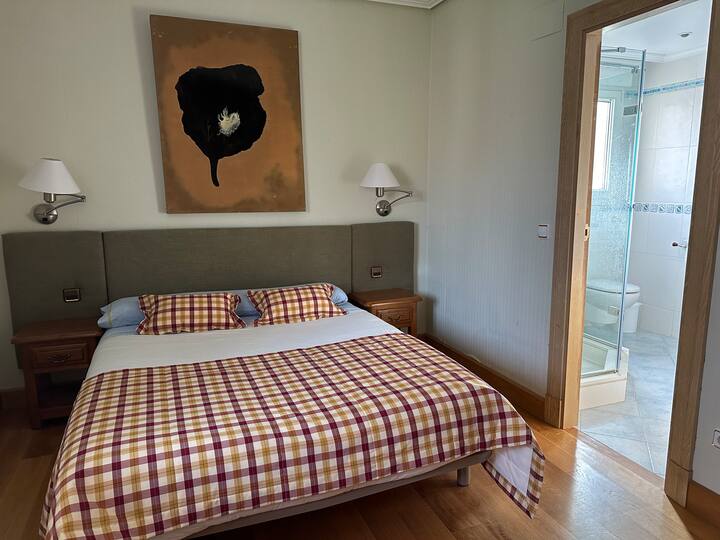 غرفة نوم بسرير مزدوج 1.50 متر في الطابق الأول مع حمام كامل. النوافذ الخارجية في غرفة النوم والحمام.
