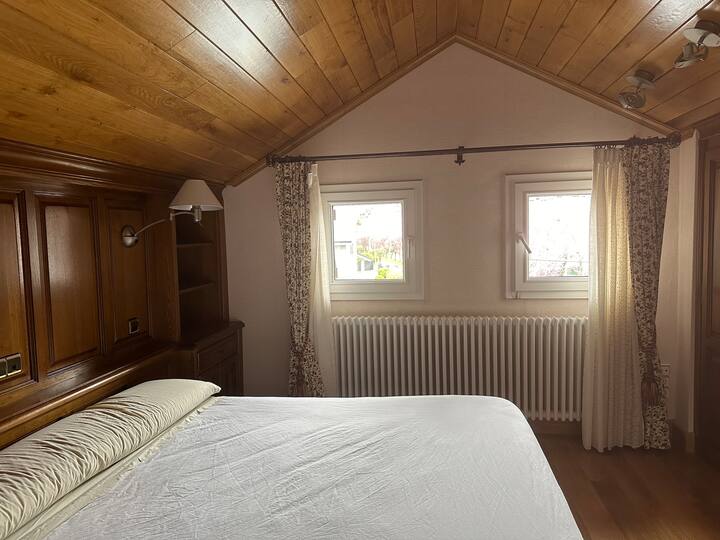 غرفة مزدوجة مع سرير 1.50 متر في العلية. تشترك في حمام مع حوض استحمام مع الغرفة 7.