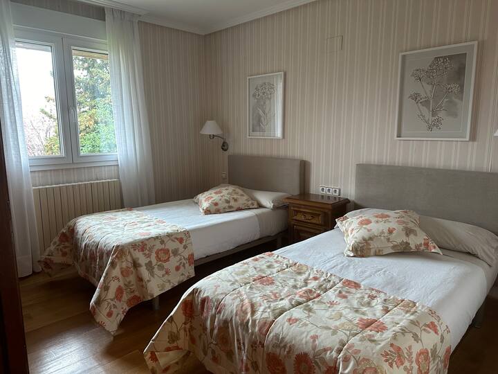 غرفة نوم مع سريرين مفردين 1.05 متر في الطابق الأول. نوافذ تطل على الخارج في غرفة النوم. ويشتركون في حمام في آخر الردهة مع الغرفة المجاورة.