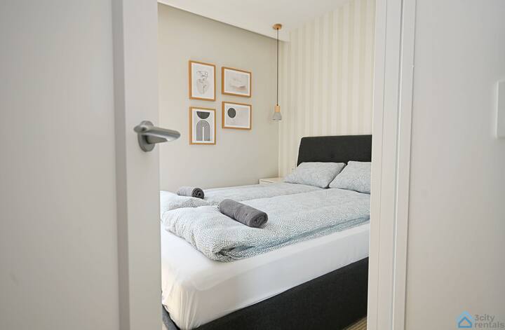 Меки възглавници на леглото. 