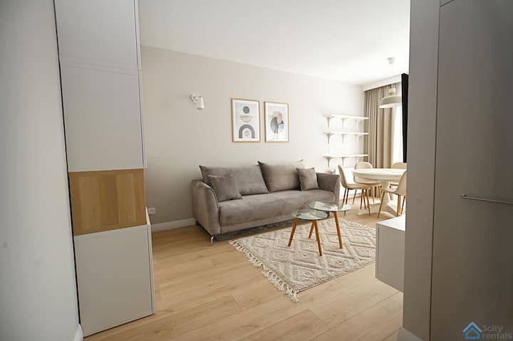 Просторна всекидневна с пълно оборудване.