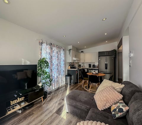 Bright Home | Balcony | 15 min to Premium Outlets