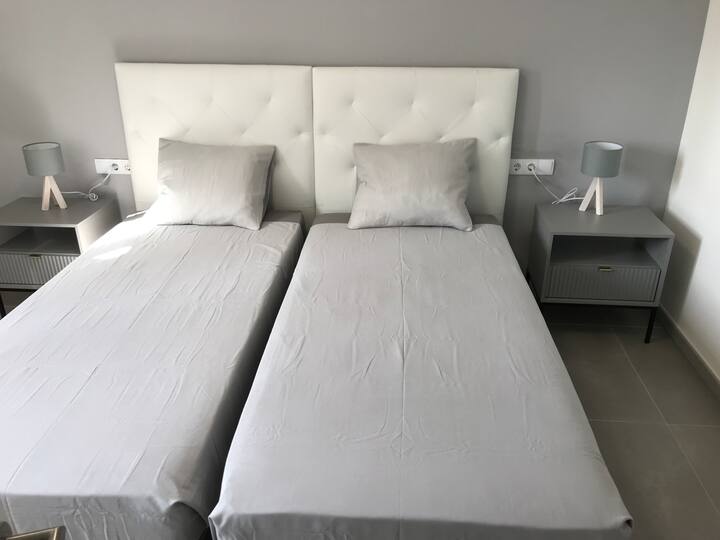 Hlavná spálňa na prízemí s 2 samostatnými lôžkami, šatňou, klimatizáciou a stropným ventilátorom