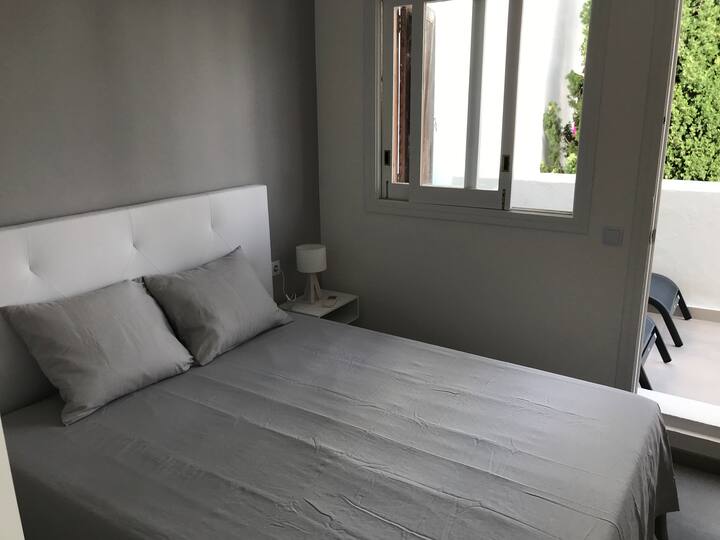 Spálňa 2 s manželskou posteľou Queen a prístupom na balkón na prvom poschodí