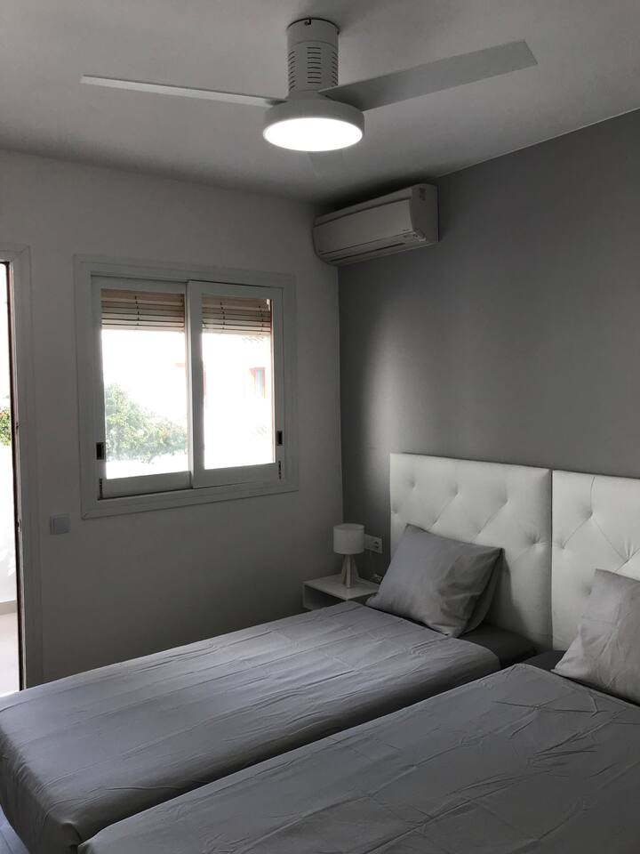 Spálňa 3 na 1. poschodí so vstavanou skriňou a prístupom na balkón