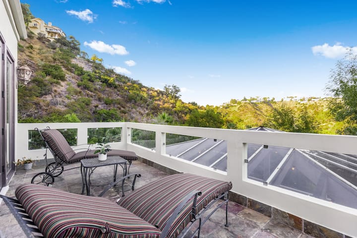 Tranquil Bel Air Retreat w/ Spa & Sunroom gallery image 5